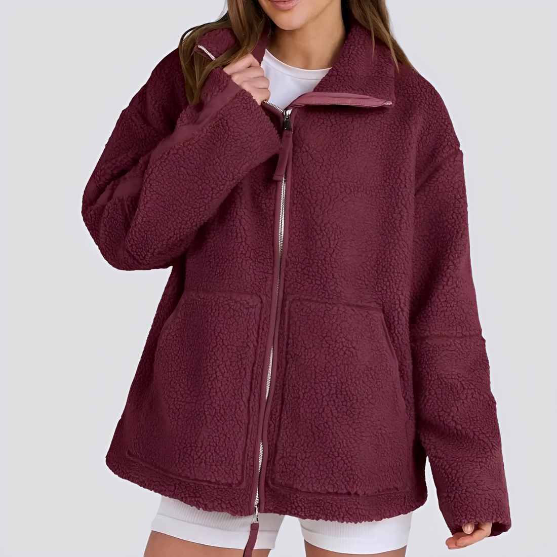 Jaqueta teddy feminina - modelagem oversized com fechamento de zíper e bolsos
