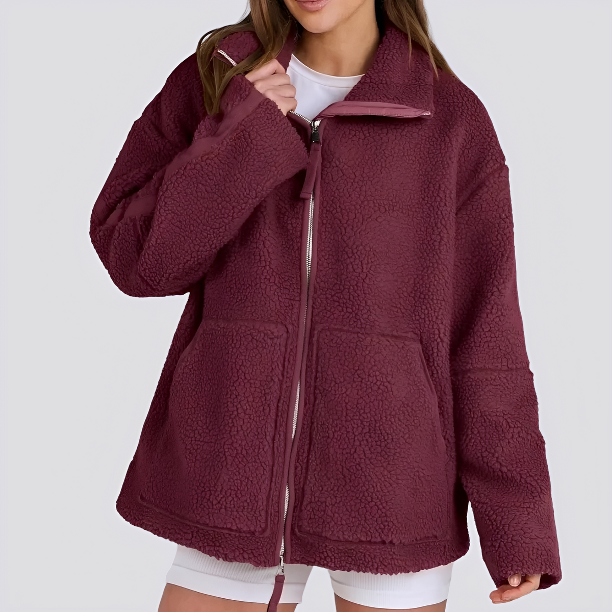 Jaqueta teddy feminina - modelagem oversized com fechamento de zíper e bolsos