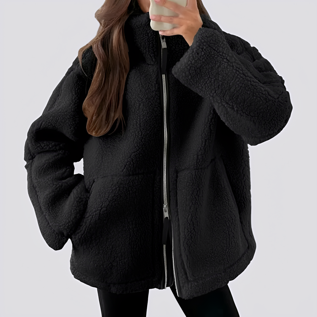 Jaqueta teddy feminina - modelagem oversized com fechamento de zíper e bolsos