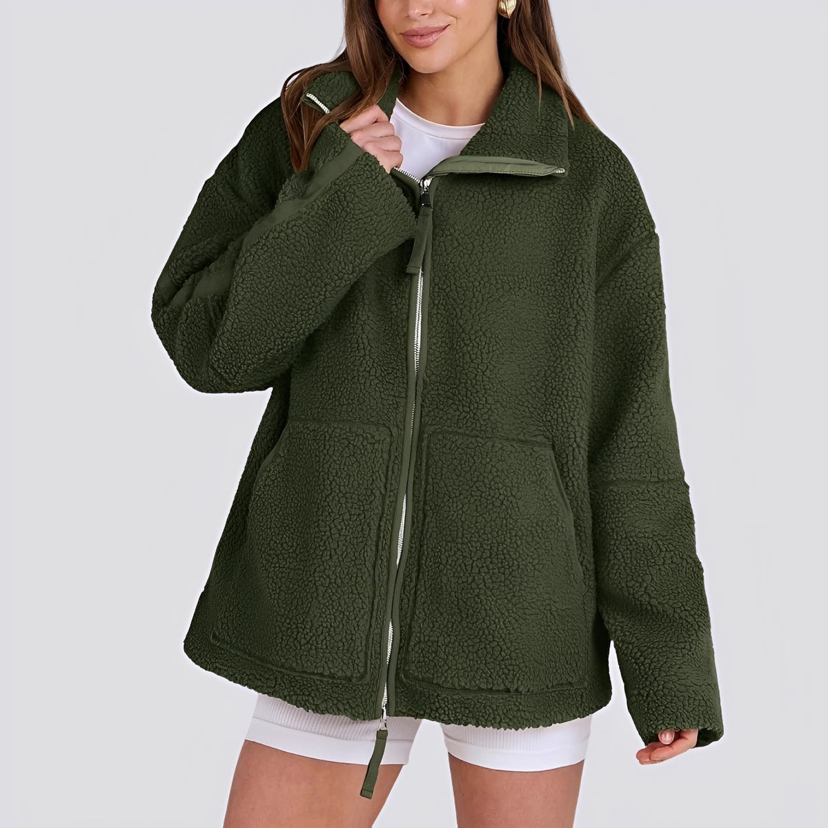 Jaqueta teddy feminina - modelagem oversized com fechamento de zíper e bolsos