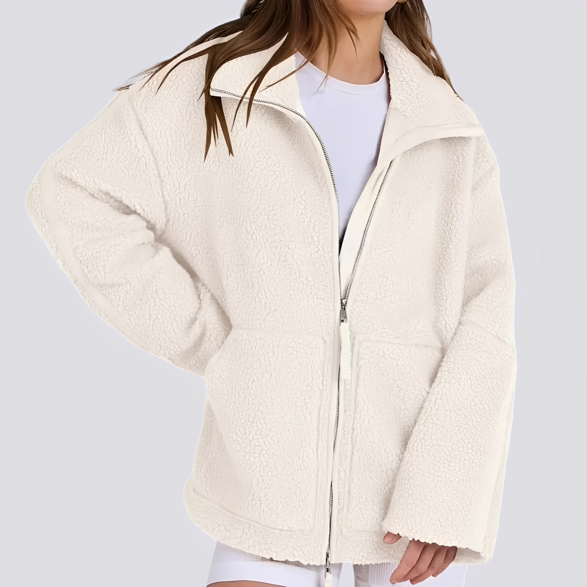 Jaqueta teddy feminina - modelagem oversized com fechamento de zíper e bolsos