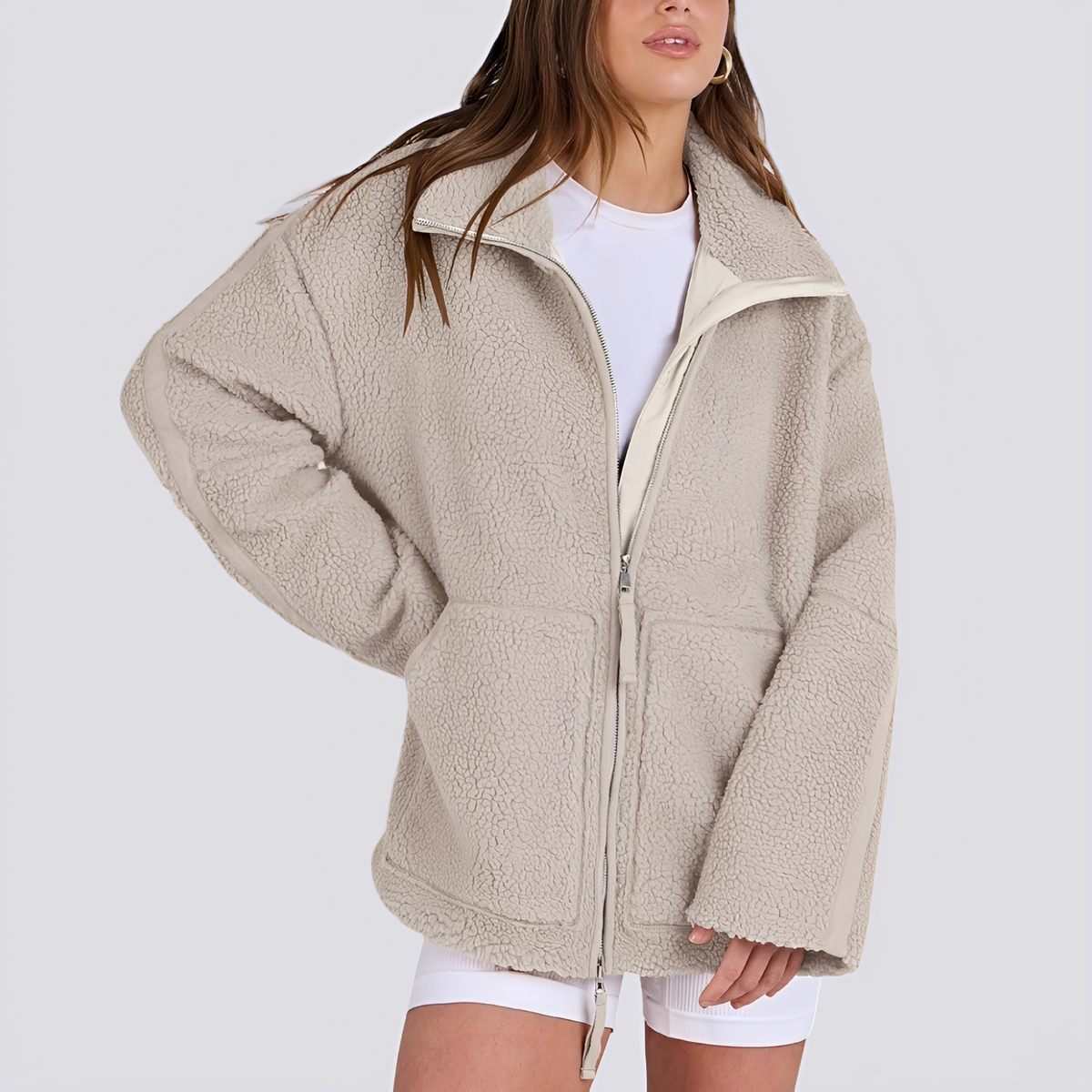 Jaqueta teddy feminina - modelagem oversized com fechamento de zíper e bolsos