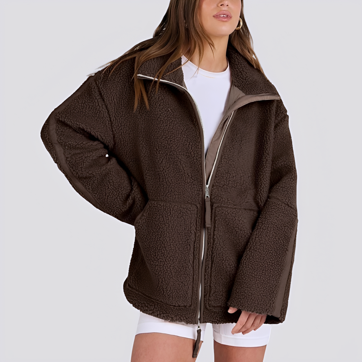 Jaqueta teddy feminina - modelagem oversized com fechamento de zíper e bolsos