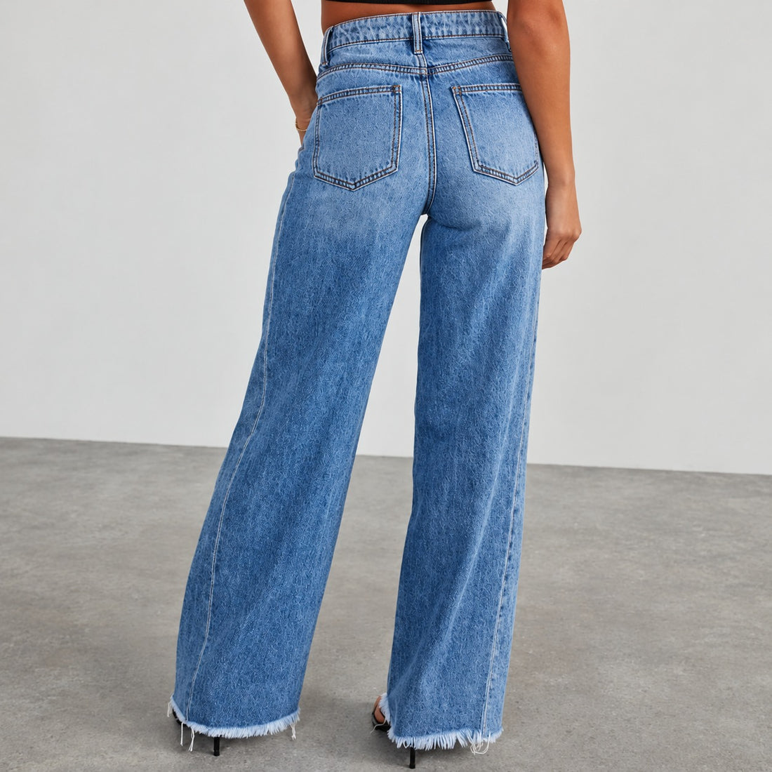 Jeans feminino de perna larga com cintura alta e barra destroyed