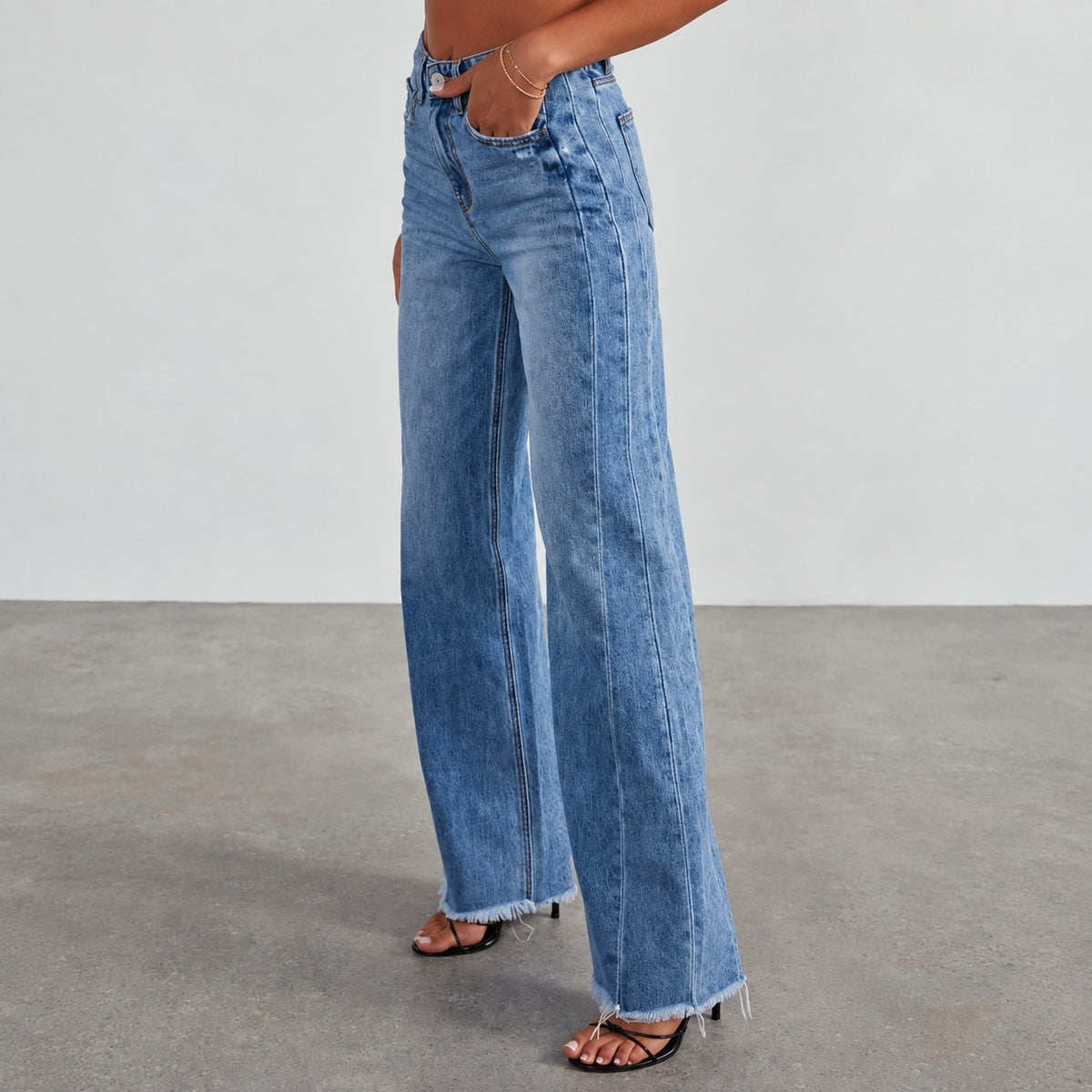 Jeans feminino de perna larga com cintura alta e barra destroyed