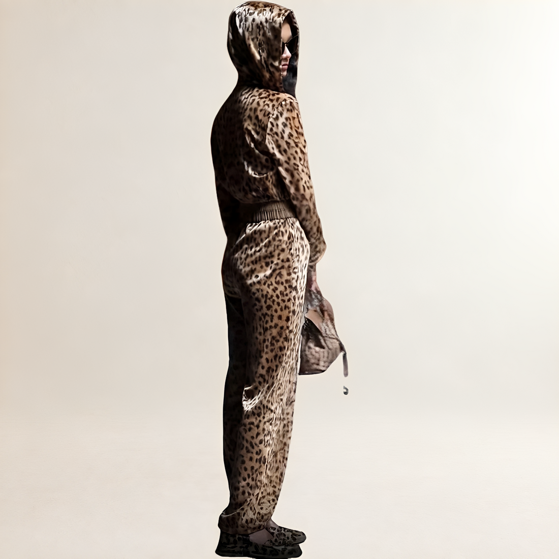 Macacão feminino com estampa de leopardo, capuz, zíper e modelagem folgada