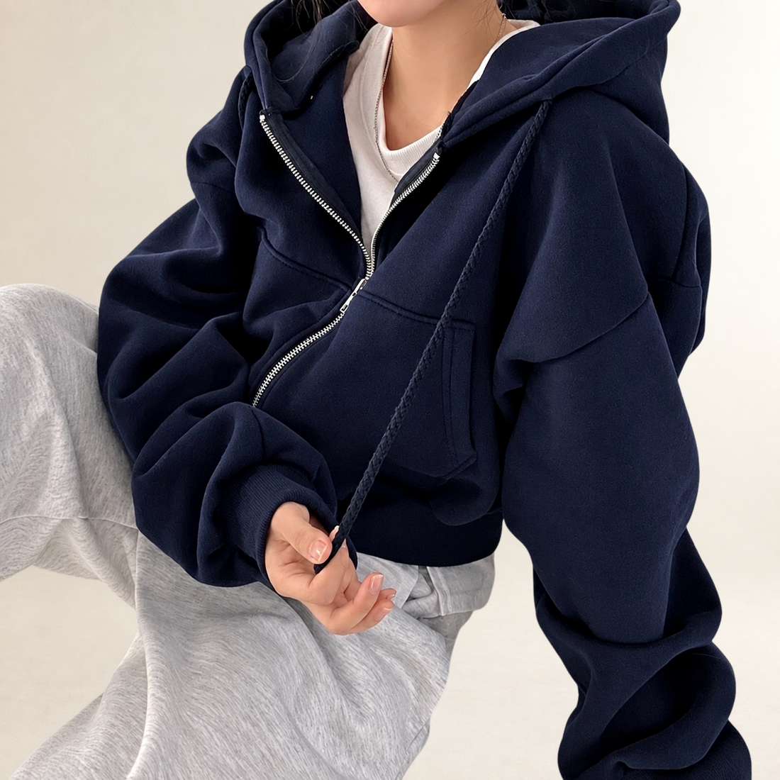 Moletom feminino cropped com zíper frontal e capuz - corte relaxado
