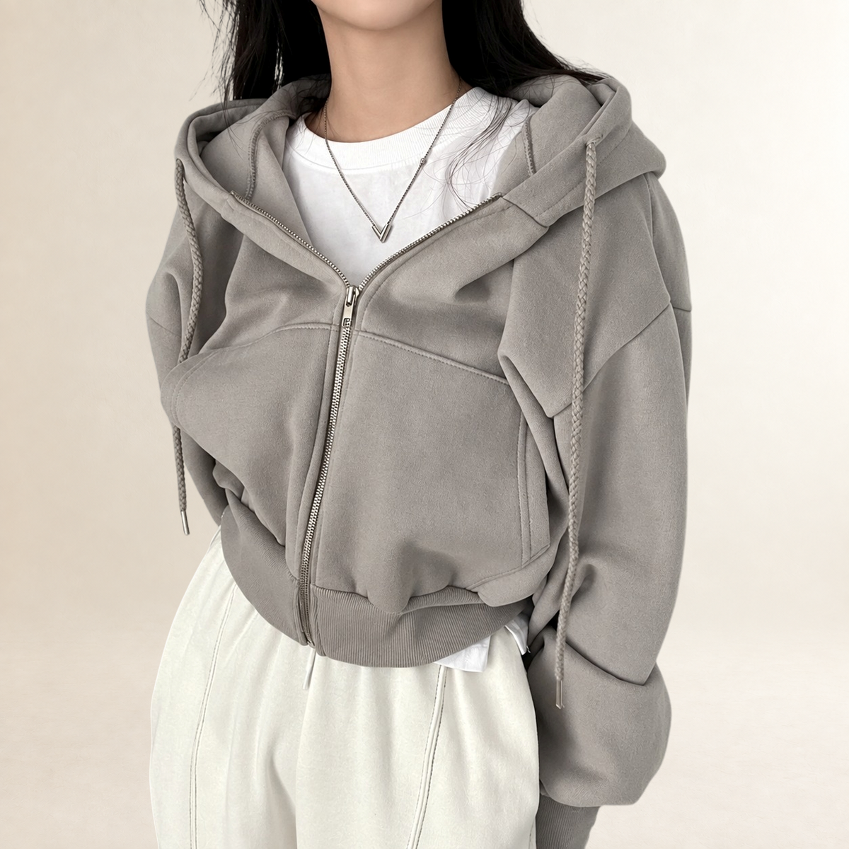 Moletom feminino cropped com zíper frontal e capuz - corte relaxado