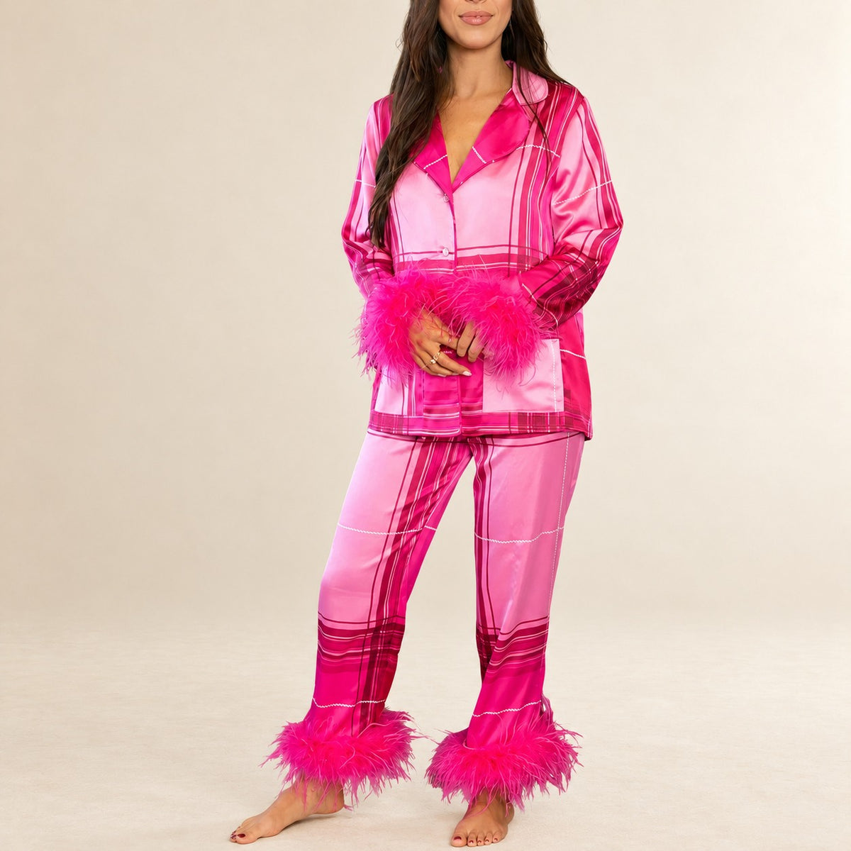 Pijama feminino Conjunto com camisa manga longa de botões e punhos com penas - calças relaxadas com cós elástico e estampa total