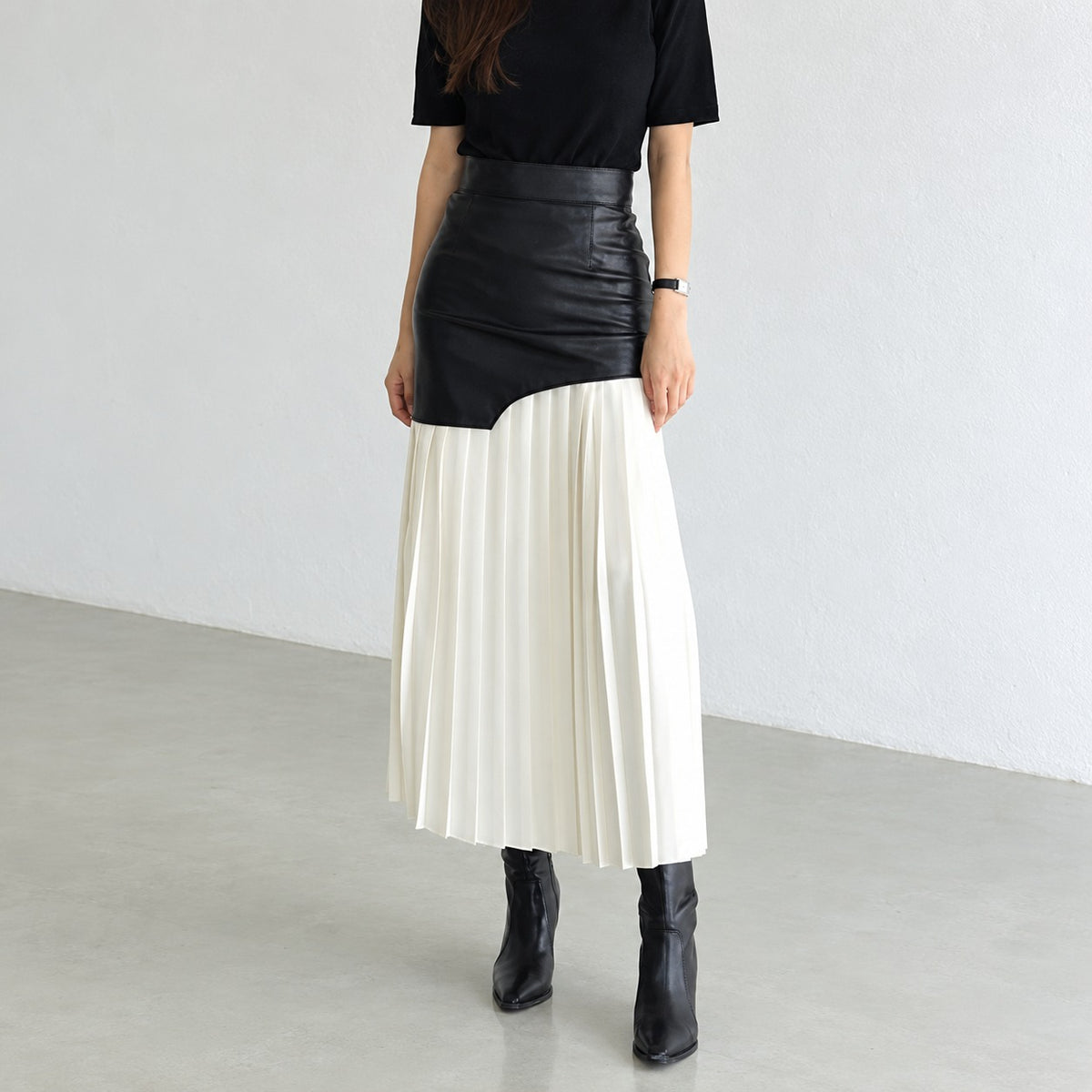 Saia maxi feminina com design assimétrico, pregas e cintura alta