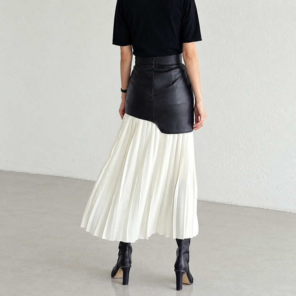 Saia maxi feminina com design assimétrico, pregas e cintura alta