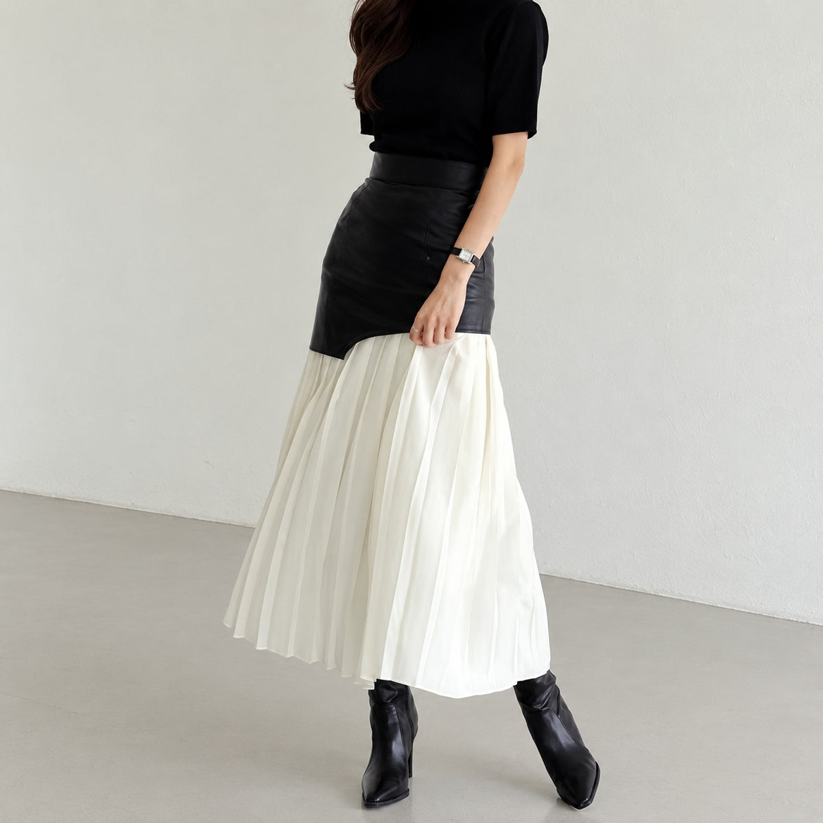 Saia maxi feminina com design assimétrico, pregas e cintura alta