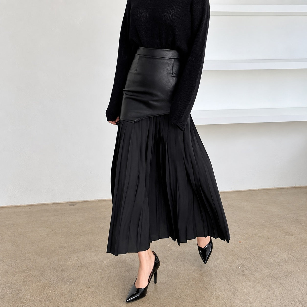 Saia maxi feminina com design assimétrico, pregas e cintura alta