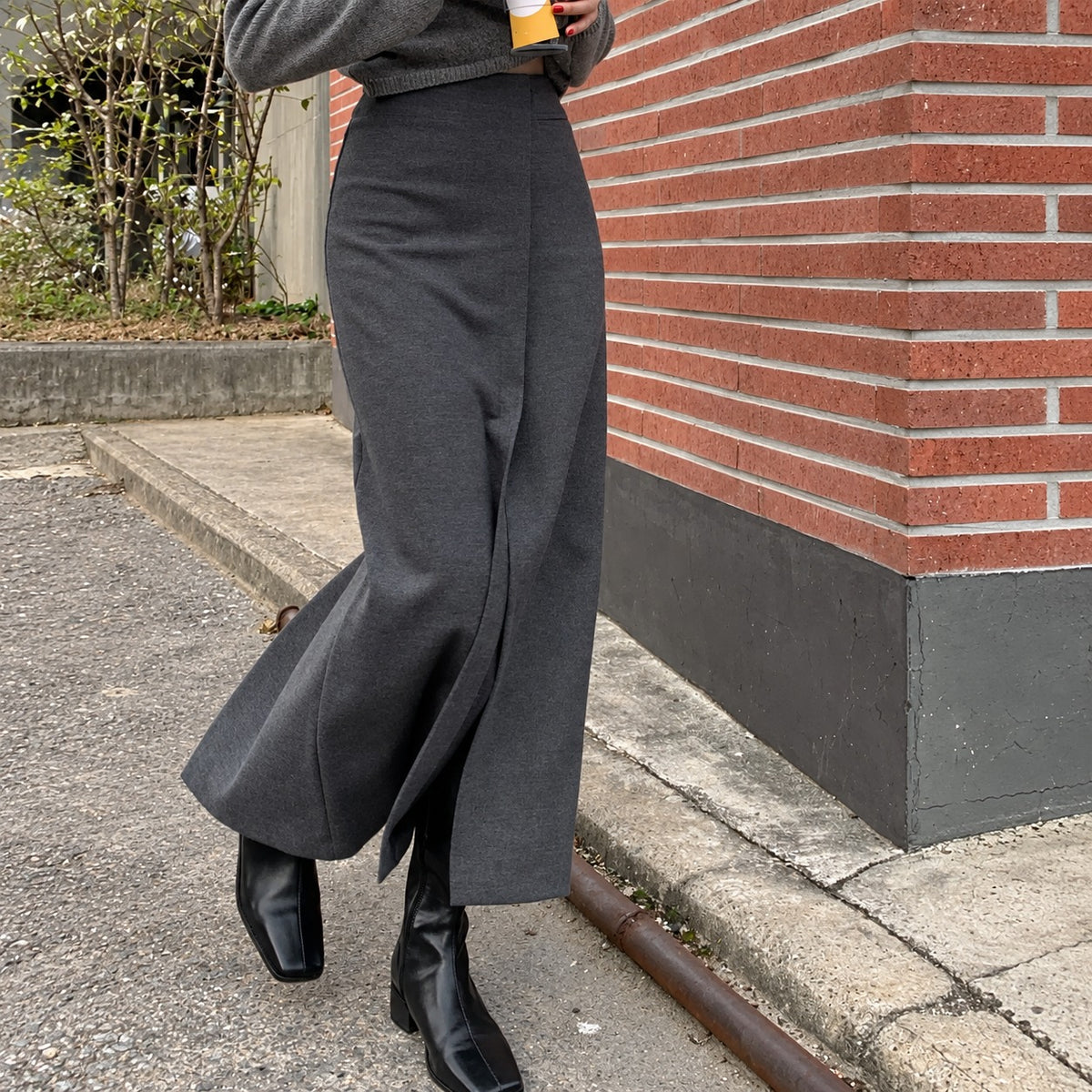 Saia maxi para mulheres com cintura alta e fenda lateral - corte regular