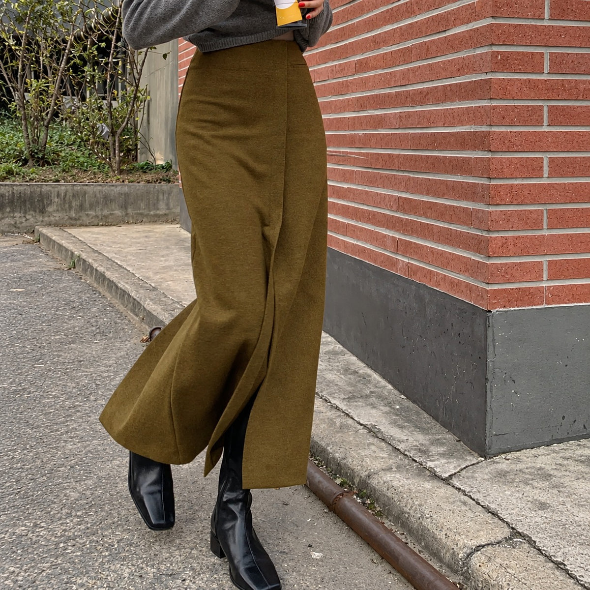 Saia maxi para mulheres com cintura alta e fenda lateral - corte regular