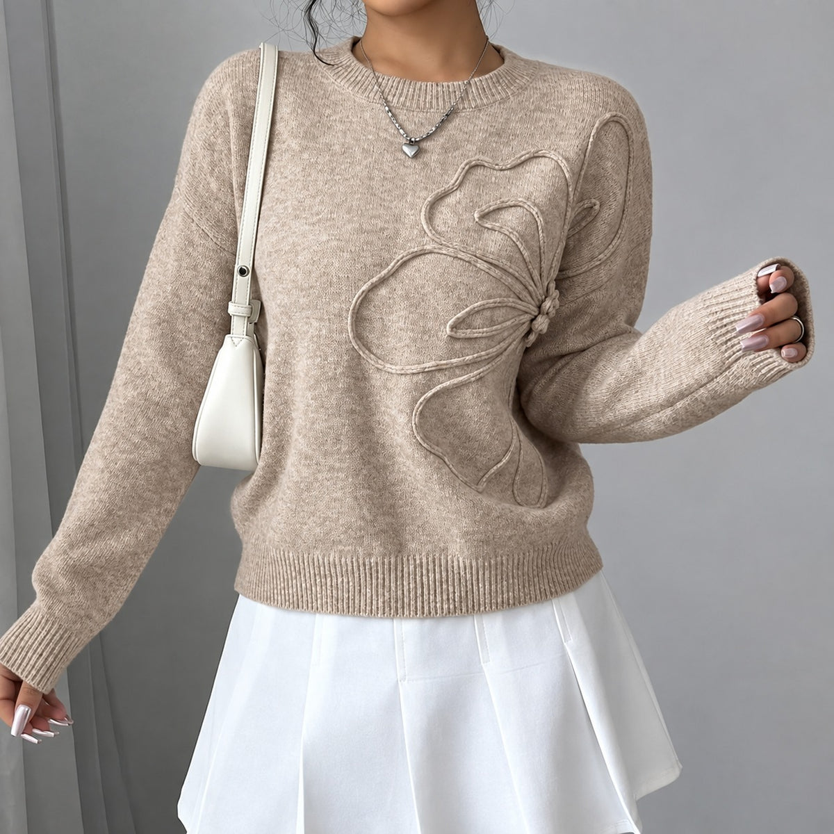 Suéter feminino com bordado floral, caimento relaxado e comprimento cropped
