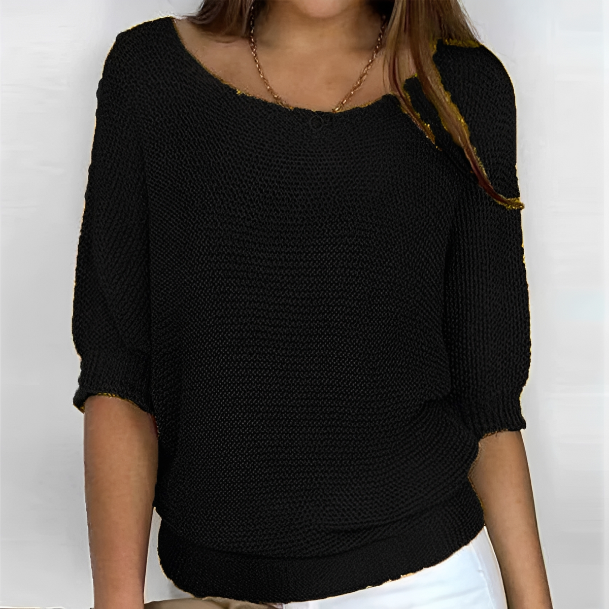 Suéter feminino com decote redondo, mangas 3/4 e caimento relaxed com barra larga