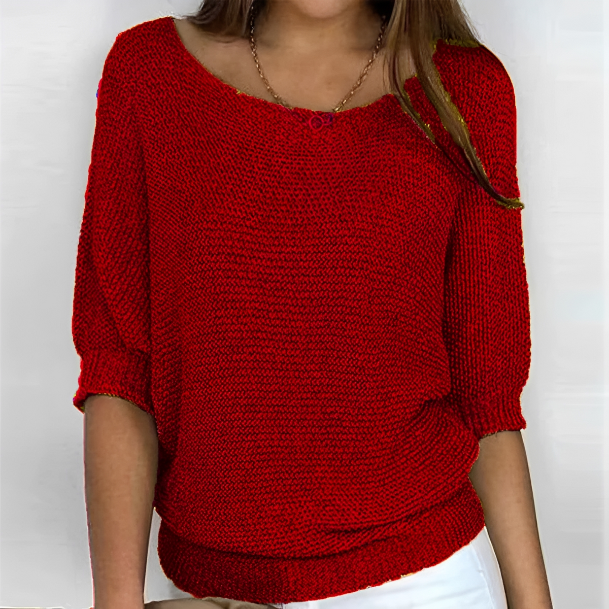 Suéter feminino com decote redondo, mangas 3/4 e caimento relaxed com barra larga