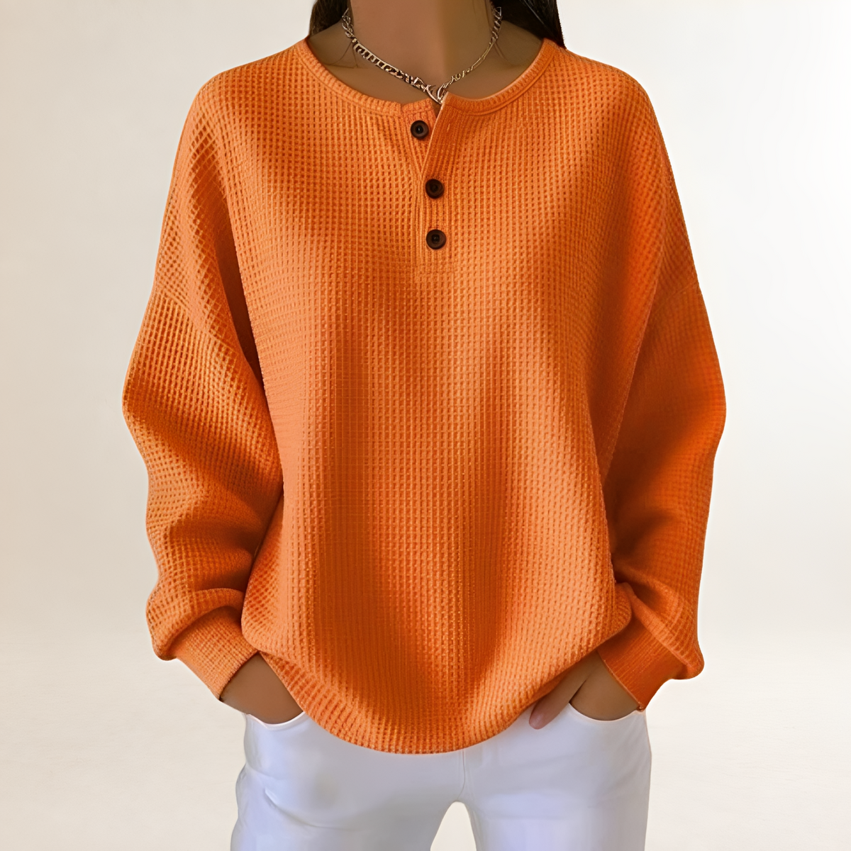 Suéter feminino confortável com caimento relaxado e fechamento com botões Henley