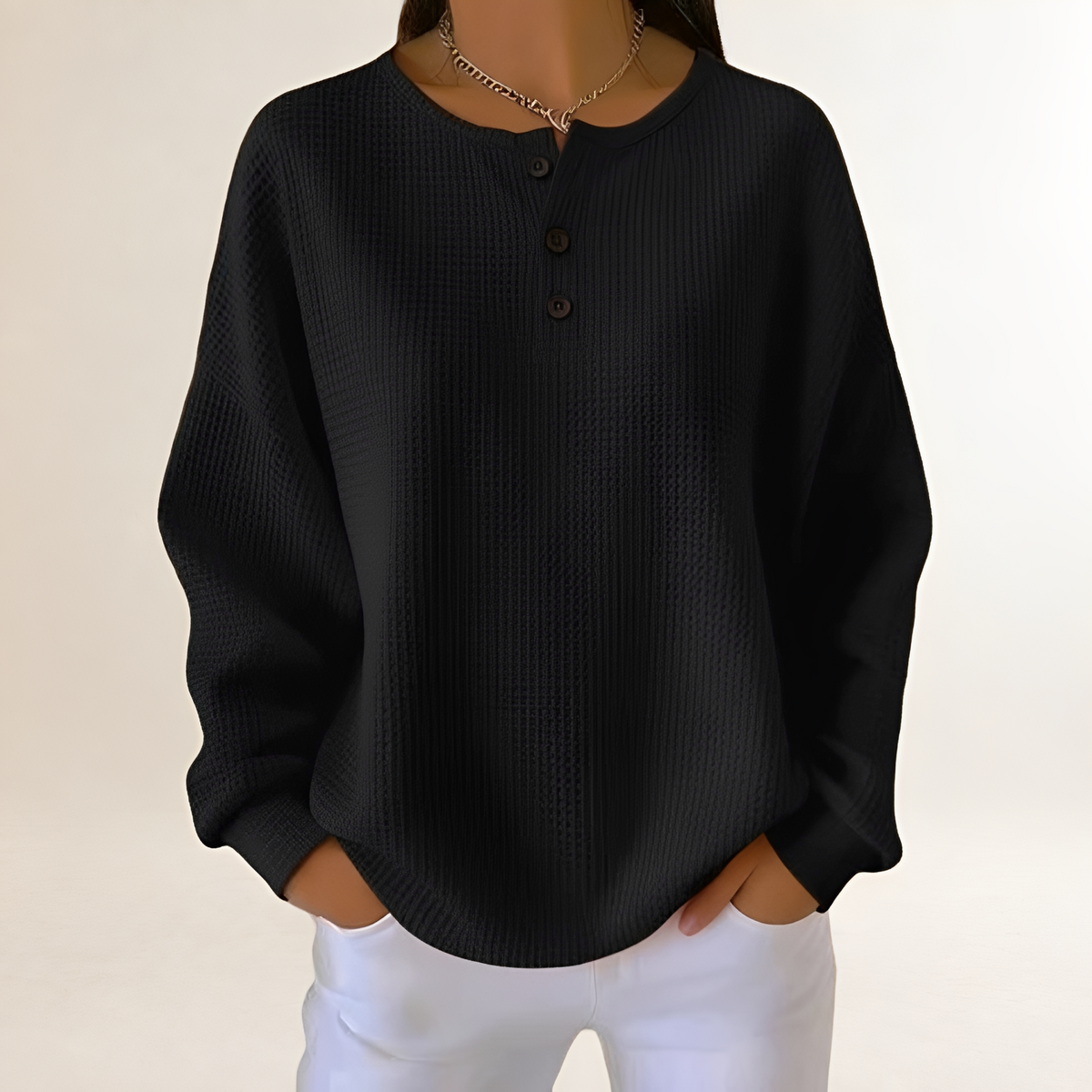 Suéter feminino confortável com caimento relaxado e fechamento com botões Henley