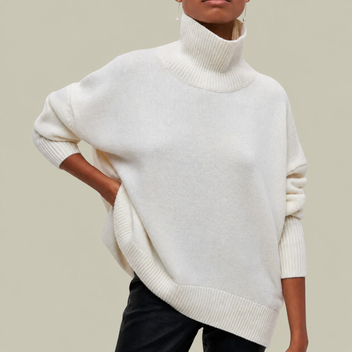 Suéter feminino de gola alta, caimento relaxado, mangas longas e silhueta oversized