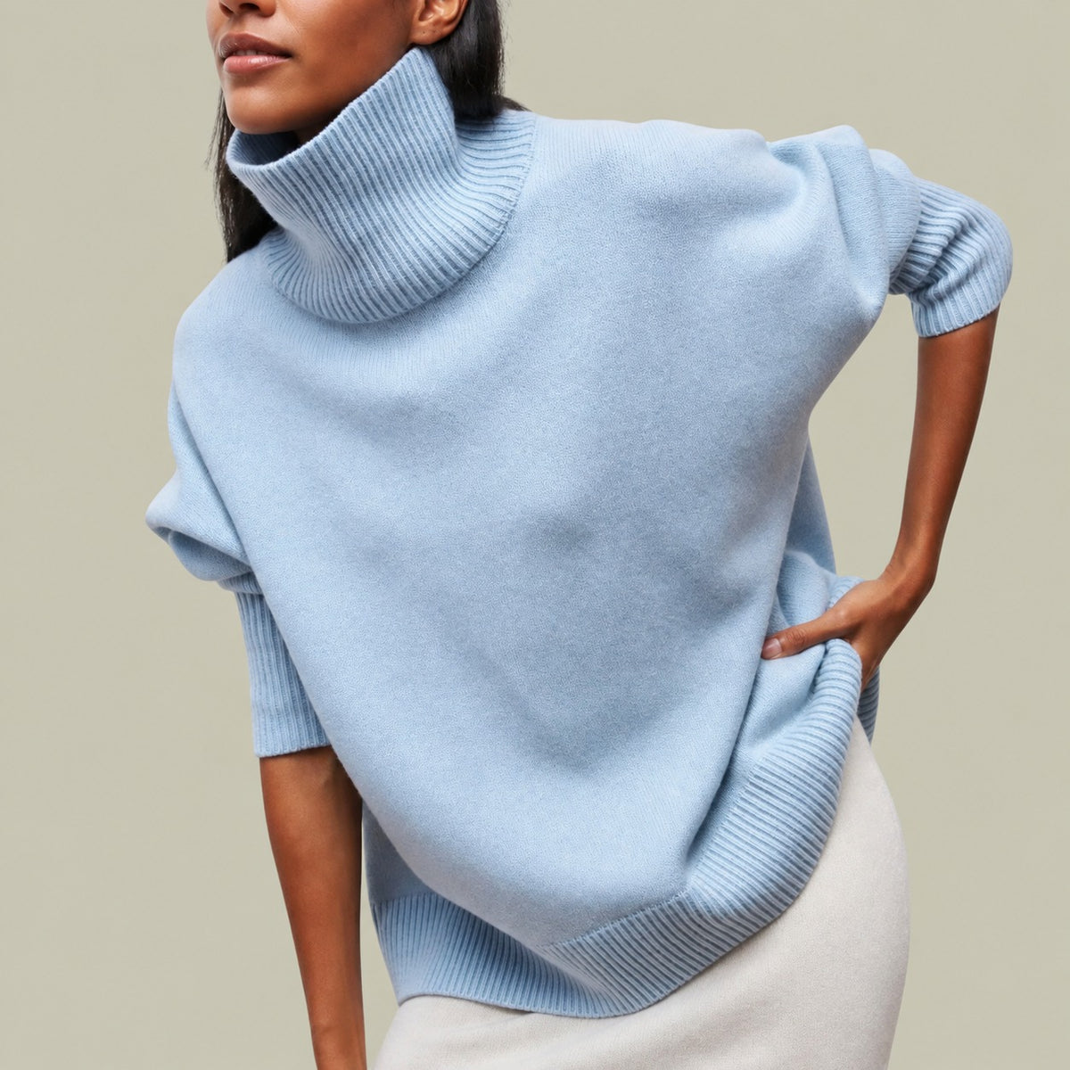 Suéter feminino de gola alta, caimento relaxado, mangas longas e silhueta oversized