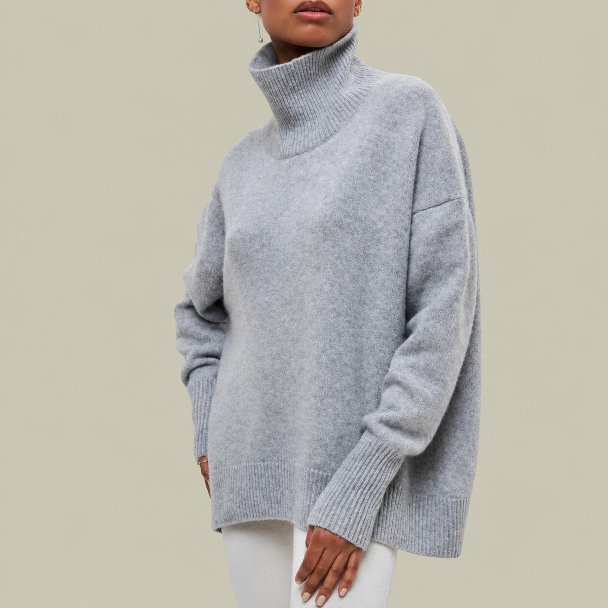 Suéter feminino de gola alta, caimento relaxado, mangas longas e silhueta oversized