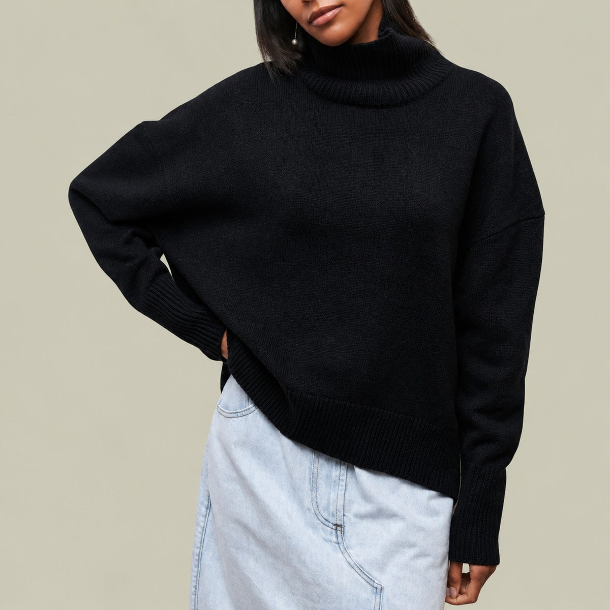 Suéter feminino de gola alta, caimento relaxado, mangas longas e silhueta oversized