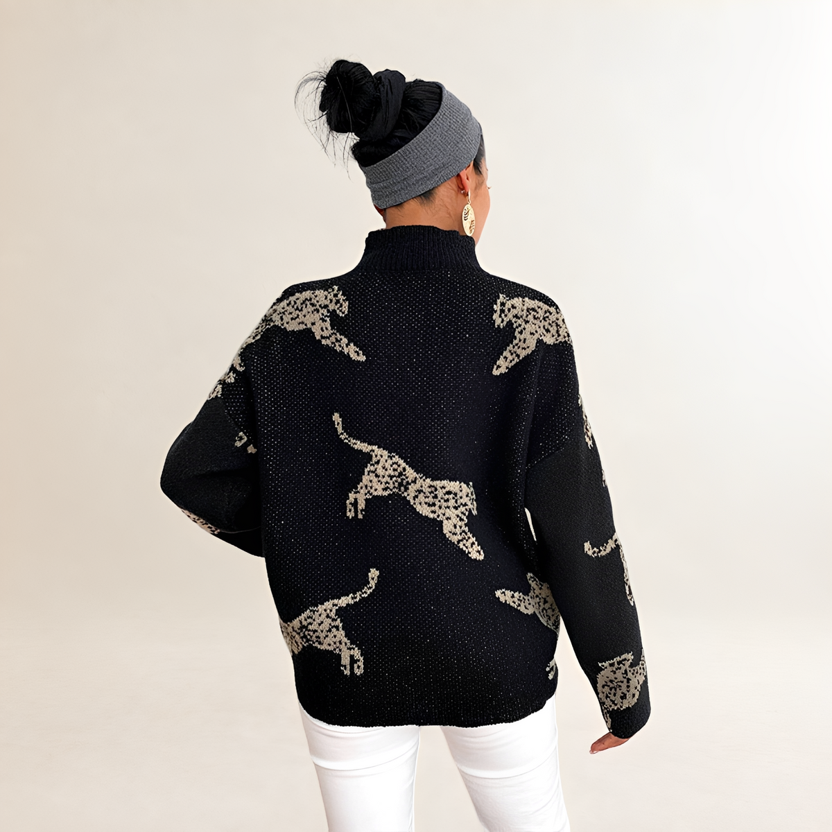 Suéter feminino de gola alta com estampa de leopardo e corte reto