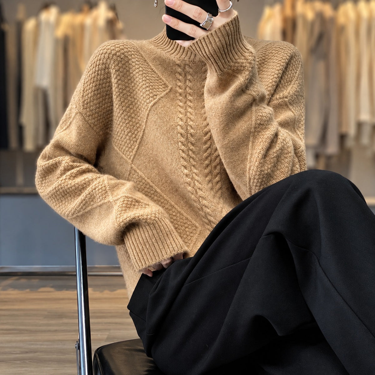 Suéter feminino de gola alta com textura e corte relaxado