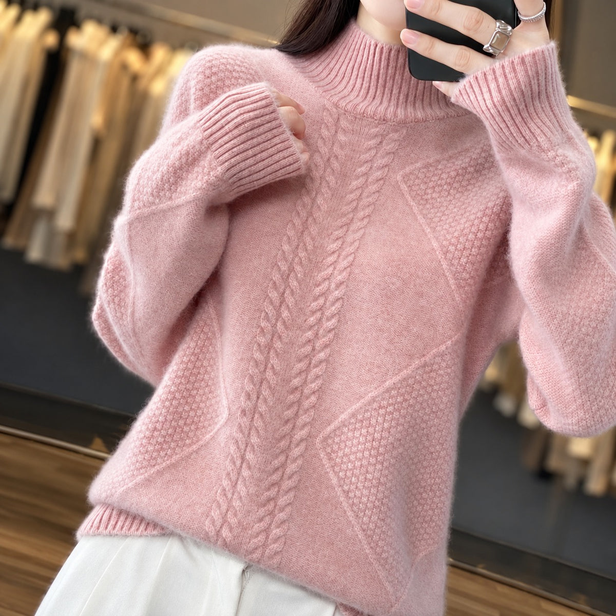 Suéter feminino de gola alta com textura e corte relaxado