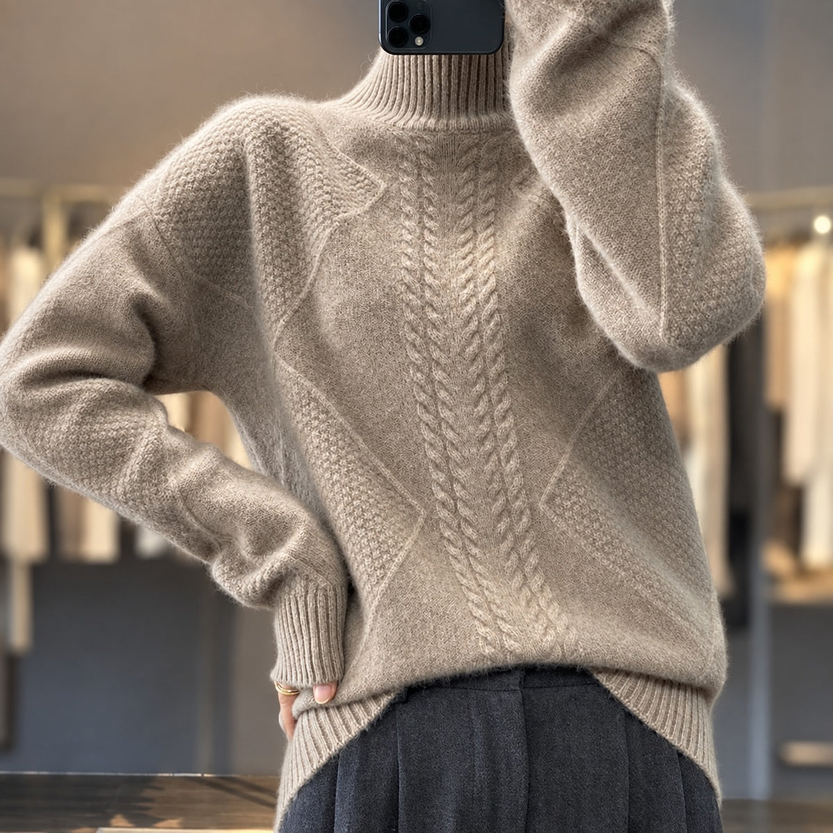 Suéter feminino de gola alta com textura e corte relaxado