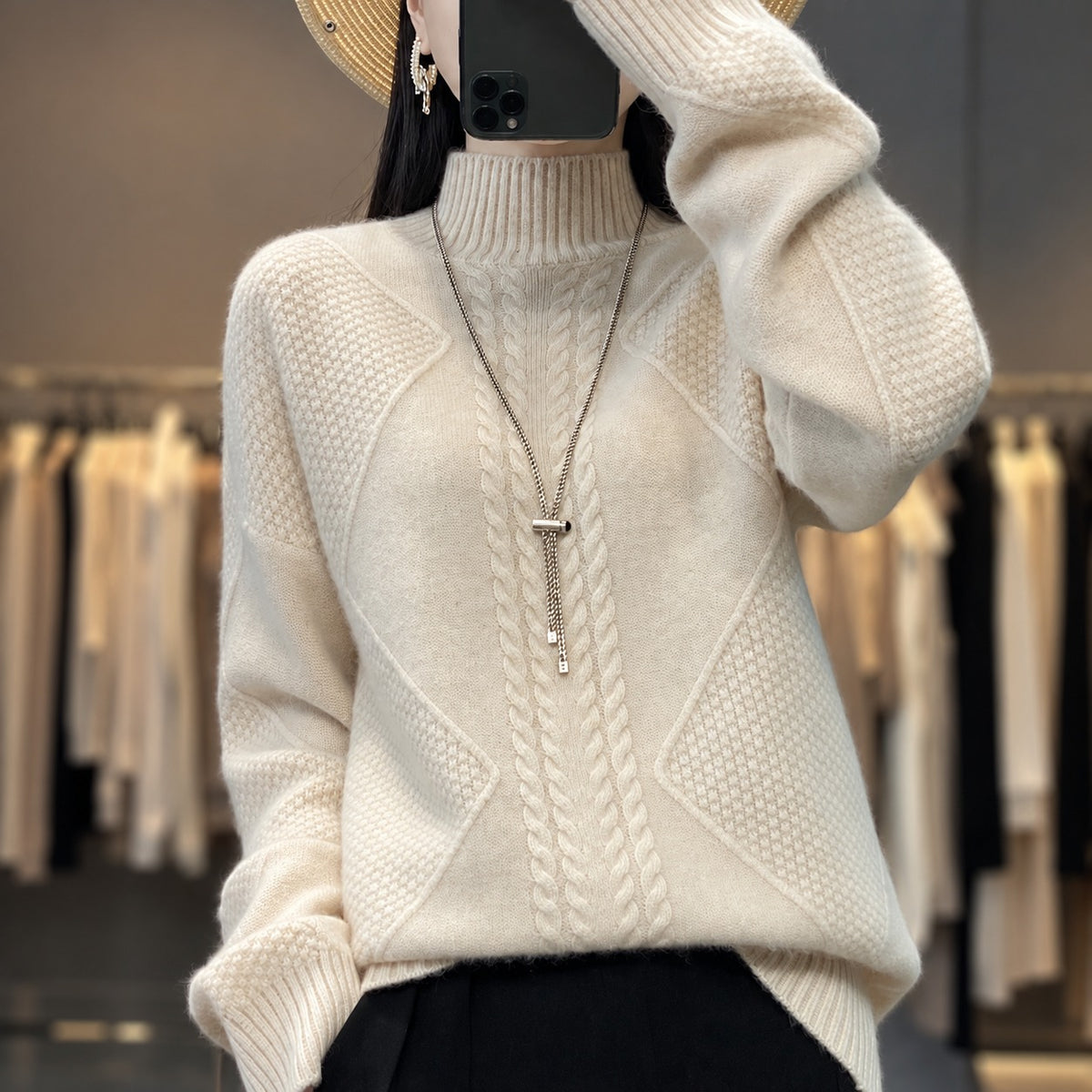 Suéter feminino de gola alta com textura e corte relaxado