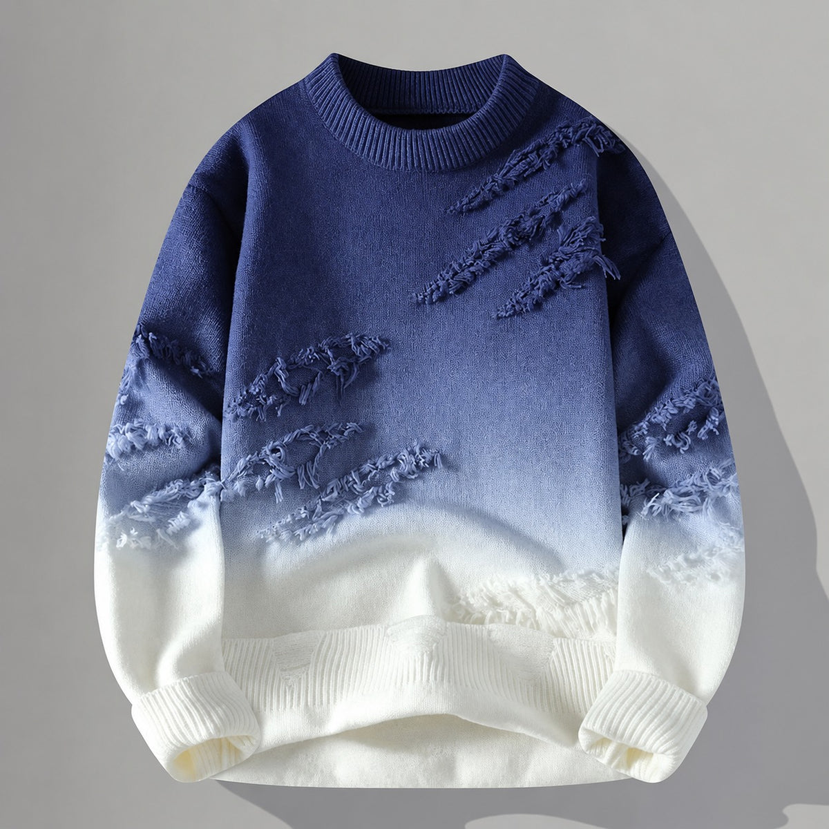 Suéter masculino distressed com degradê tonal e detalhes desfiados