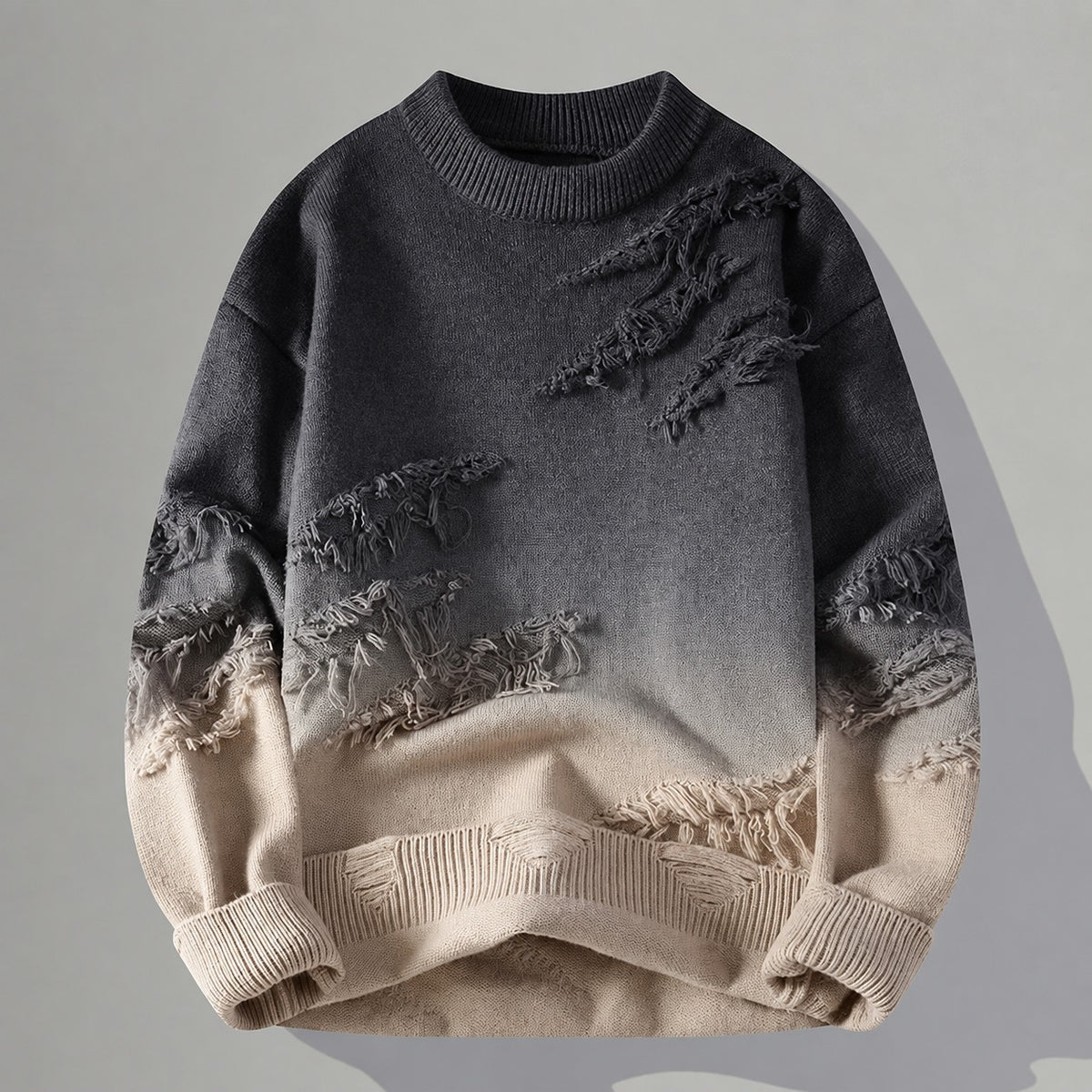 Suéter masculino distressed com degradê tonal e detalhes desfiados