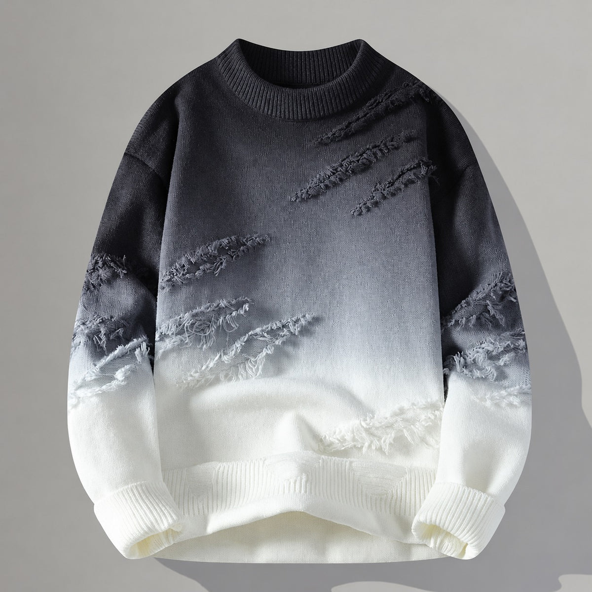 Suéter masculino distressed com degradê tonal e detalhes desfiados