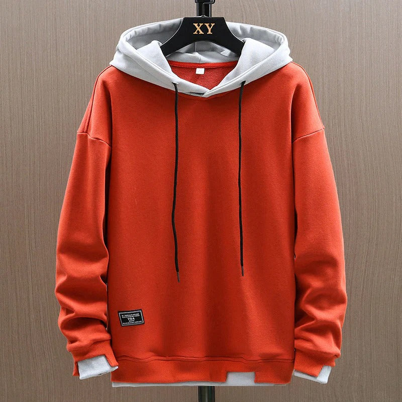 Sweatshirt com capuz para homem, corte casual, gola com cordão e mangas compridas.