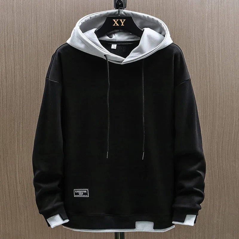 Sweatshirt com capuz para homem, corte casual, gola com cordão e mangas compridas.