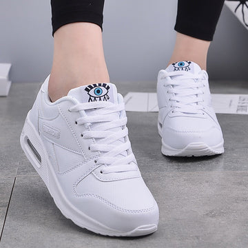 Tênis feminino com sola de ar cushion e motivo de olho na língua