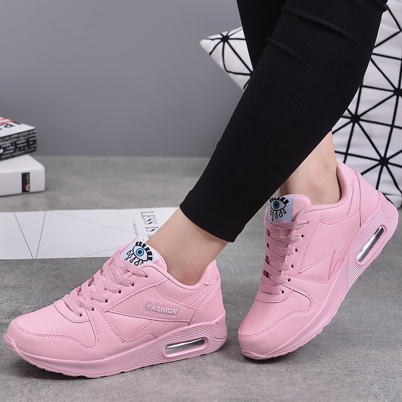 Tênis feminino com sola de ar cushion e motivo de olho na língua