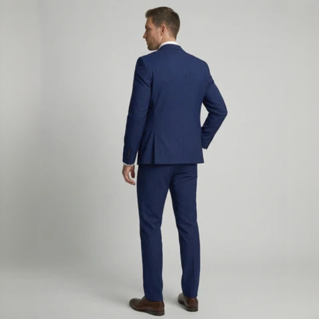 Terno masculino 3 peças com paletó de abotoamento simples de dois botões, colete e calça de frente lisa, corte slim