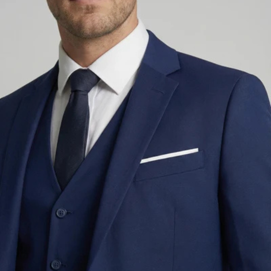 Terno masculino 3 peças com paletó de abotoamento simples de dois botões, colete e calça de frente lisa, corte slim