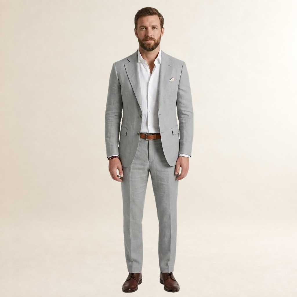 Terno masculino de corte slim com blazer de abotoadura simples e calças ajustadas