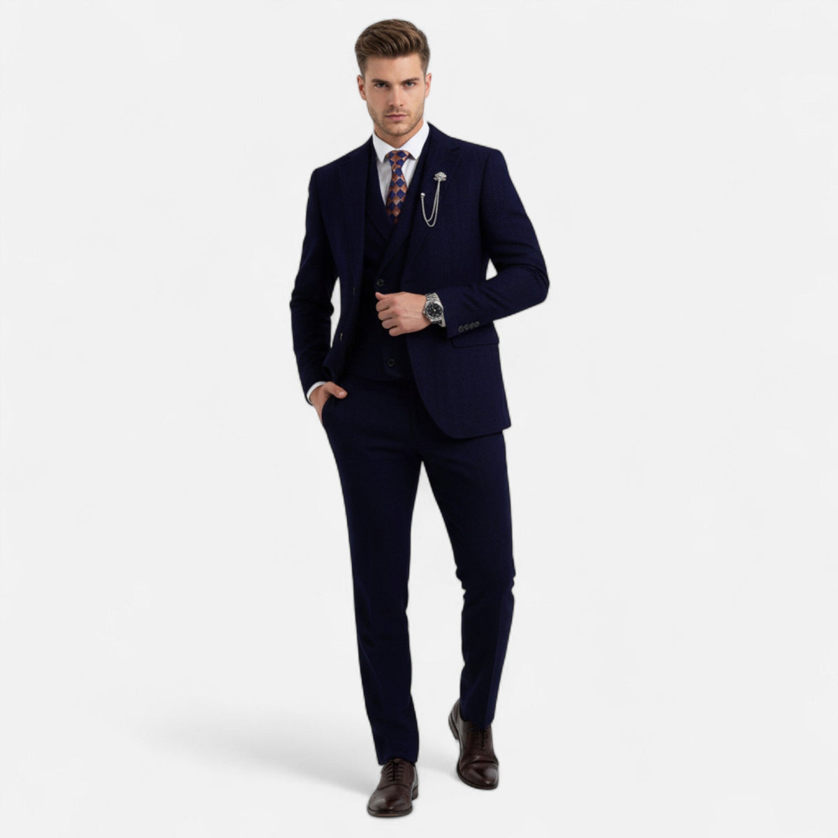 Terno masculino de três peças com padrão xadrez herringbone e caimento ajustado
