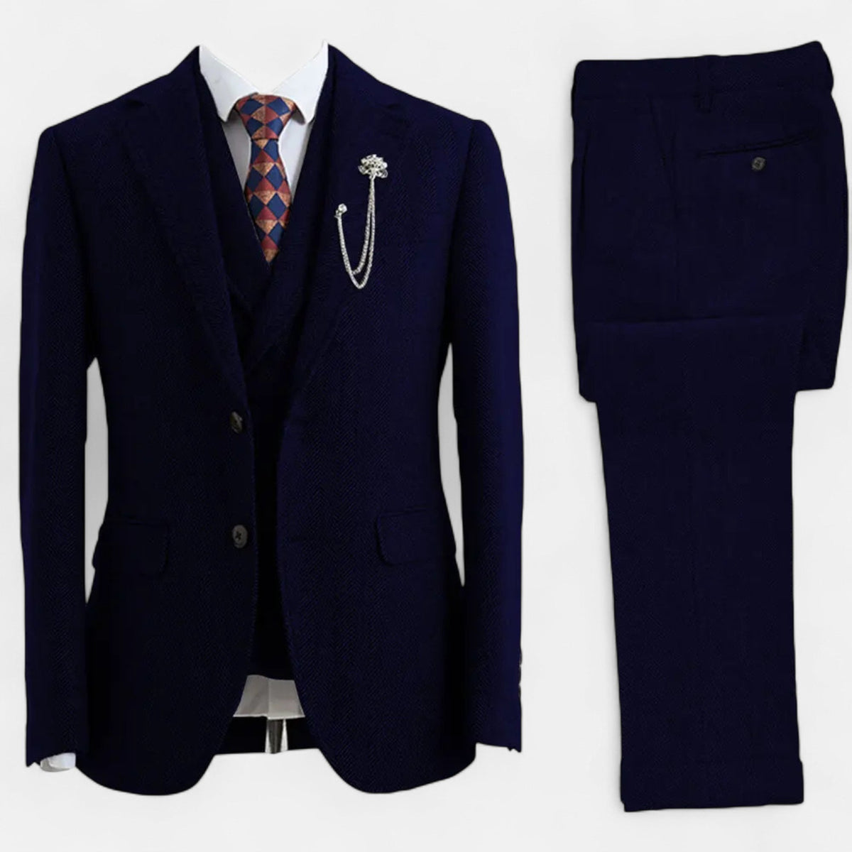 Terno masculino de três peças com padrão xadrez herringbone e caimento ajustado