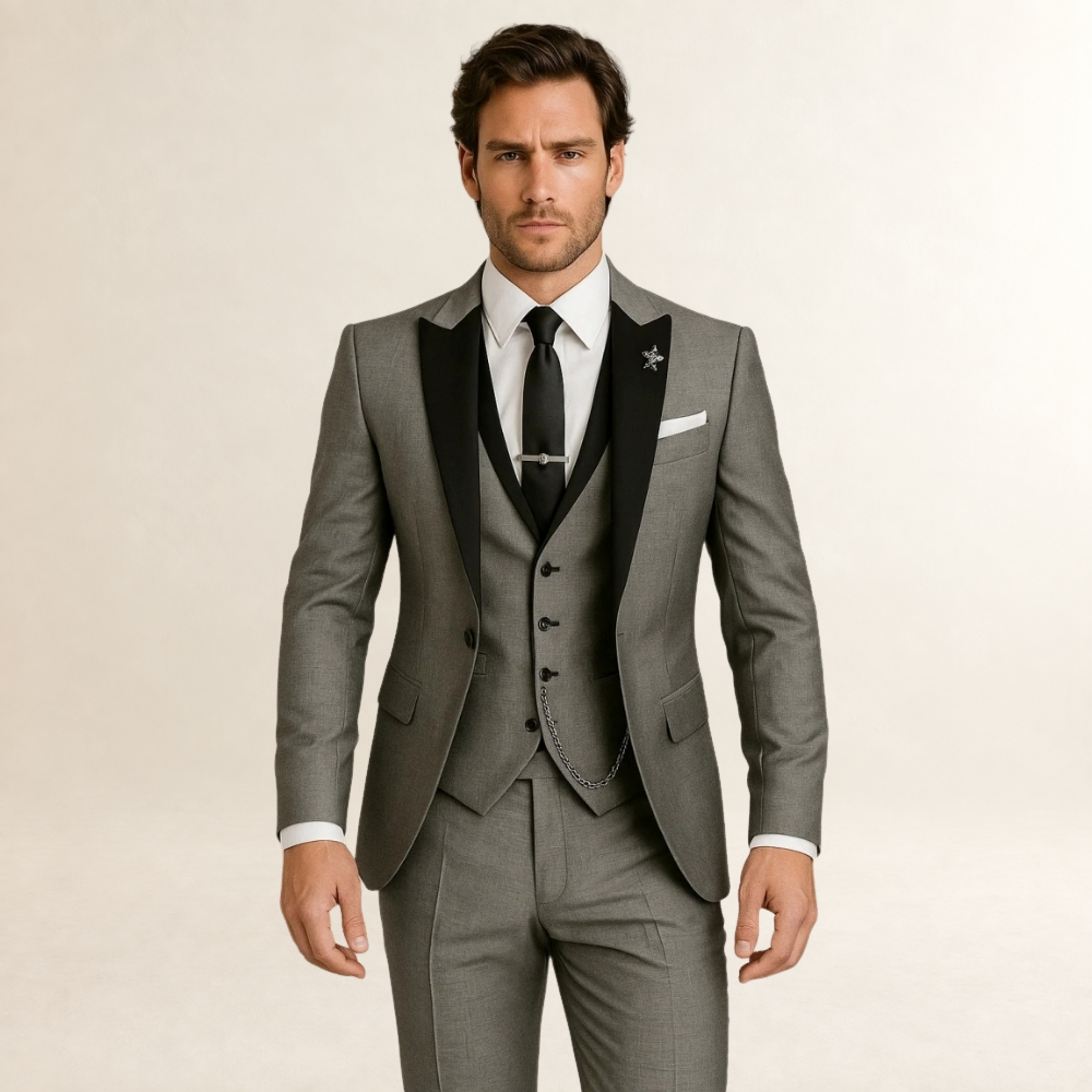 Terno masculino de três peças slim fit com lapelas pontiagudas e colete com corrente decorativa