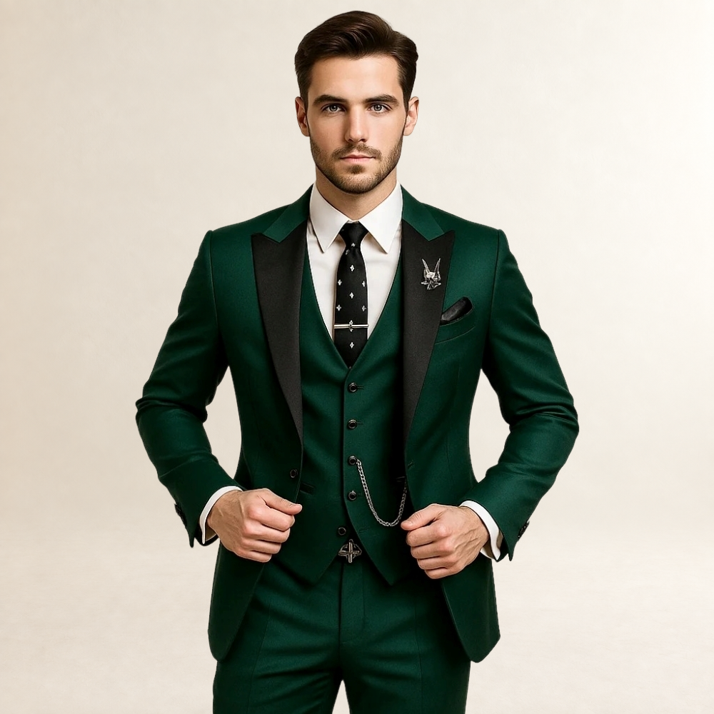 Terno masculino de três peças slim fit com lapelas pontiagudas e colete com corrente decorativa