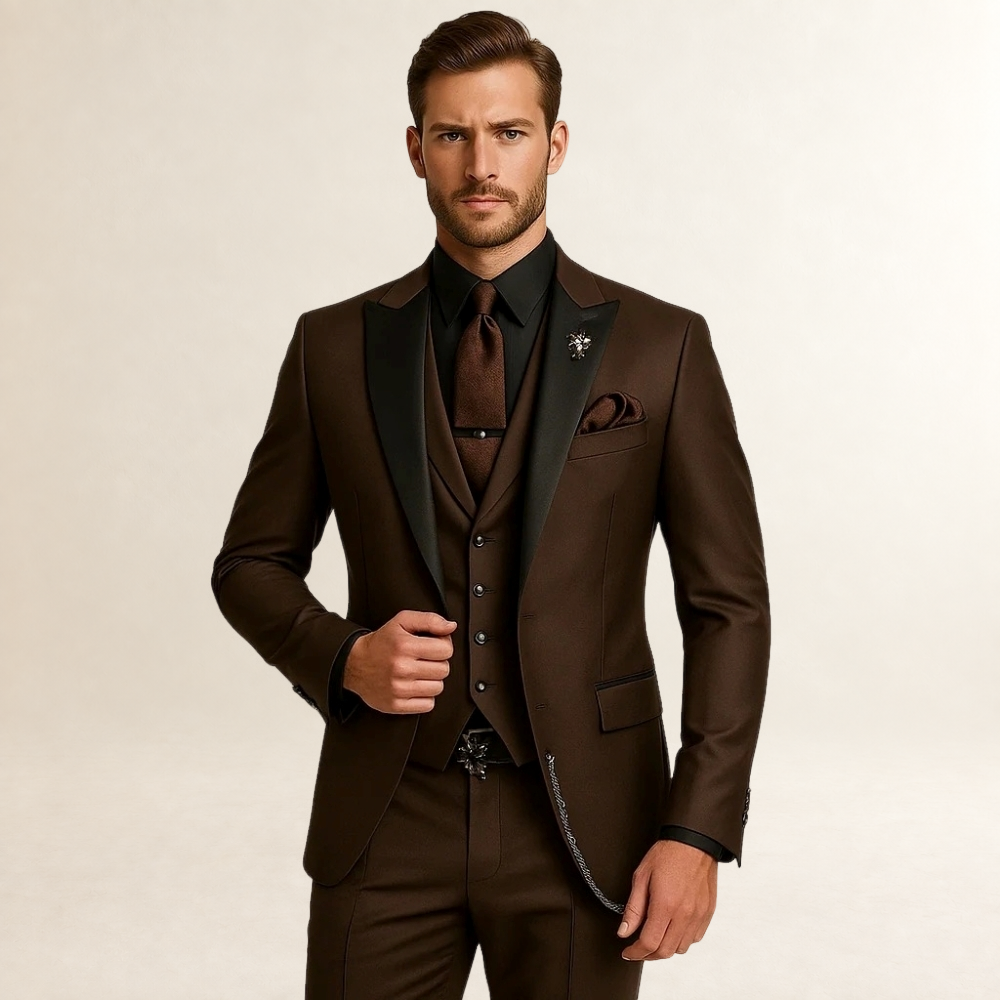 Terno masculino de três peças slim fit com lapelas pontiagudas e colete com corrente decorativa