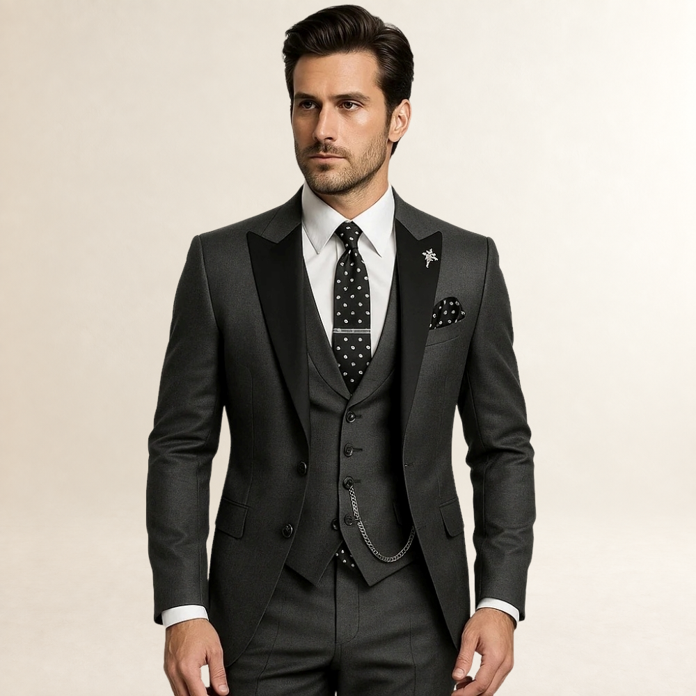 Terno masculino de três peças slim fit com lapelas pontiagudas e colete com corrente decorativa