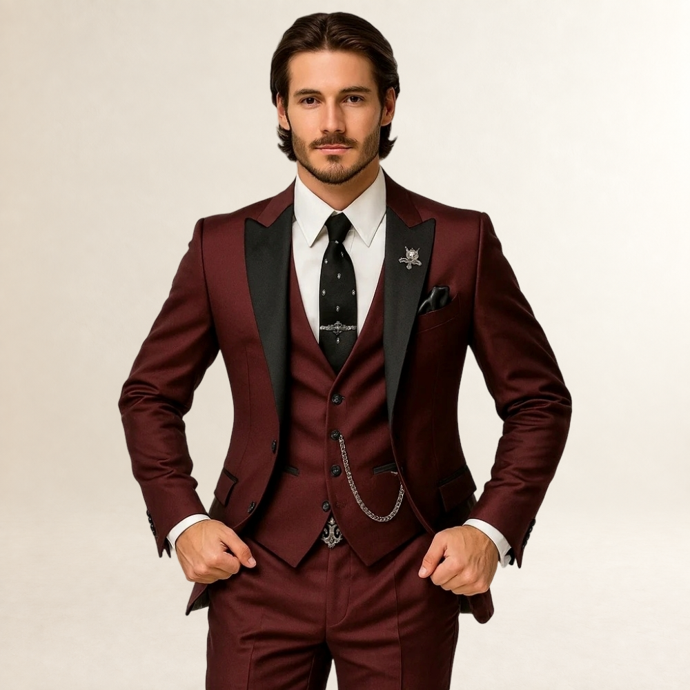 Terno masculino de três peças slim fit com lapelas pontiagudas e colete com corrente decorativa
